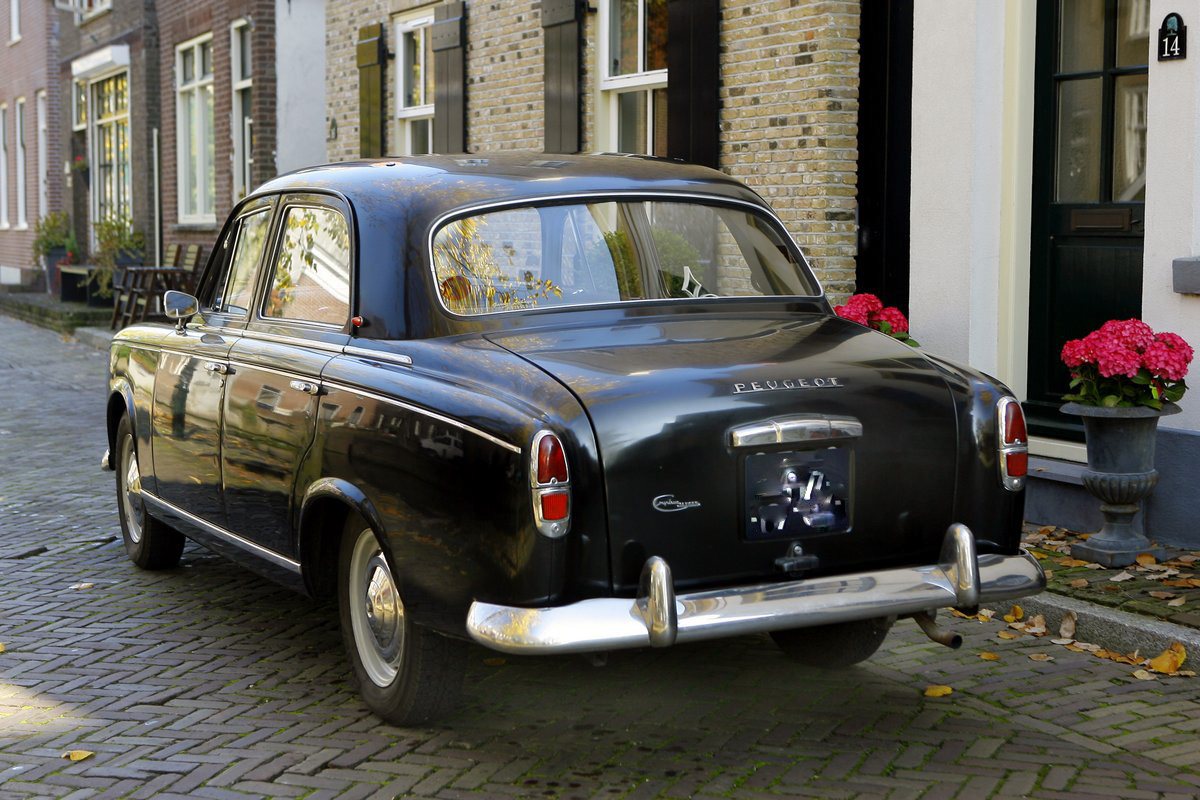 Klassieke Peugeot in een historische straat