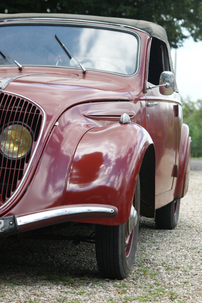 Bordeauxrode klassieke cabriolet